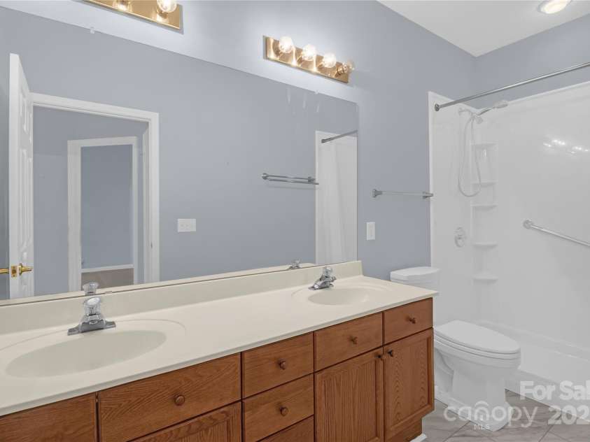 4467 Antelope Lane, Charlotte, NC 28269.  MLS# CAR4260461, YatesRealty ID 27294. 2nd bathroom