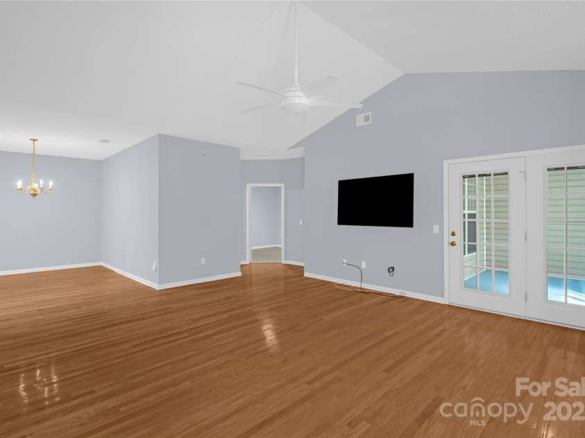 4467 Antelope Lane, Charlotte, NC 28269.  MLS# CAR4260461, YatesRealty ID 27294. Living room