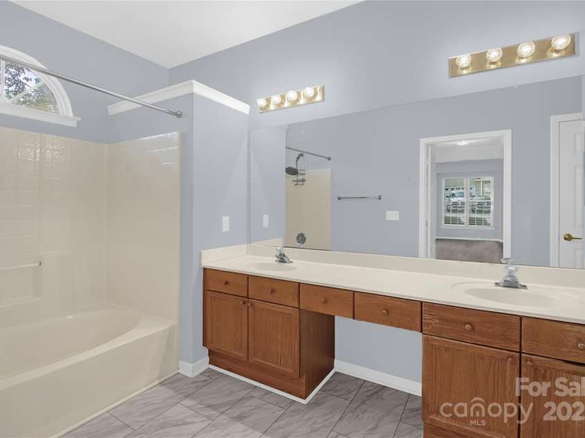 4467 Antelope Lane, Charlotte, NC 28269.  MLS# CAR4260461, YatesRealty ID 27294. Master bathroom