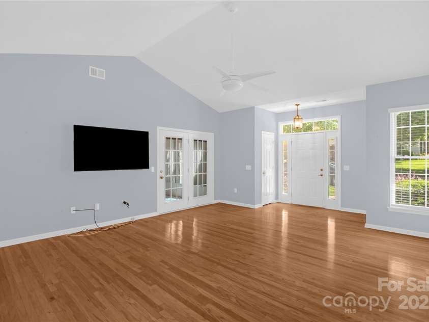 4467 Antelope Lane, Charlotte, NC 28269.  MLS# CAR4260461, YatesRealty ID 27294. Open floor plan