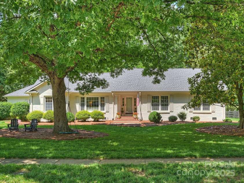 7022 Lancer Drive, Charlotte, NC 28226.  MLS# CAR4264534, YatesRealty ID 27295. 7022 Lancer Drive