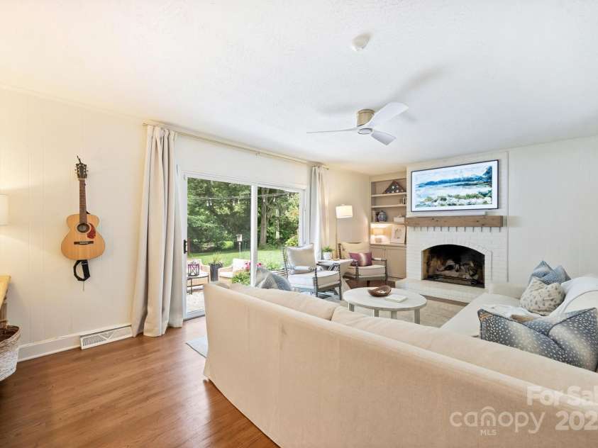7022 Lancer Drive, Charlotte, NC 28226.  MLS# CAR4264534, YatesRealty ID 27295. Great Room