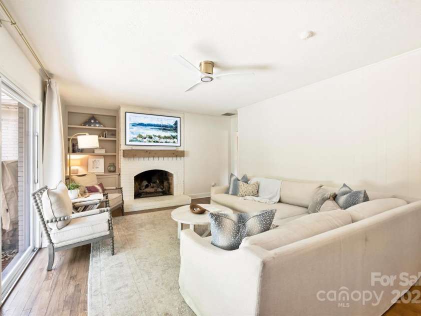 7022 Lancer Drive, Charlotte, NC 28226.  MLS# CAR4264534, YatesRealty ID 27295. Great Room