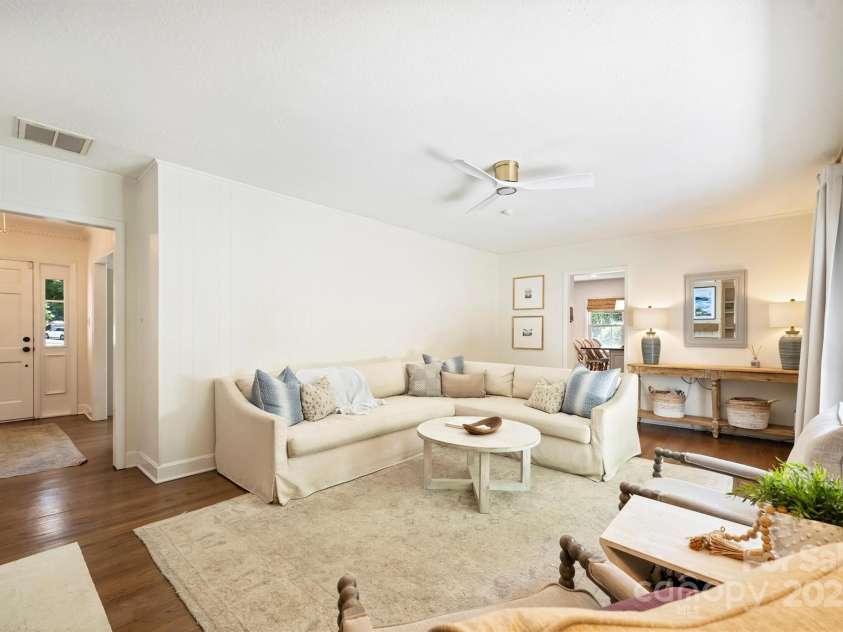 7022 Lancer Drive, Charlotte, NC 28226.  MLS# CAR4264534, YatesRealty ID 27295. Great Room