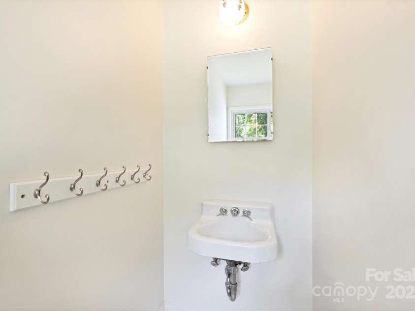 7022 Lancer Drive, Charlotte, NC 28226.  MLS# CAR4264534, YatesRealty ID 27295. Half Bath