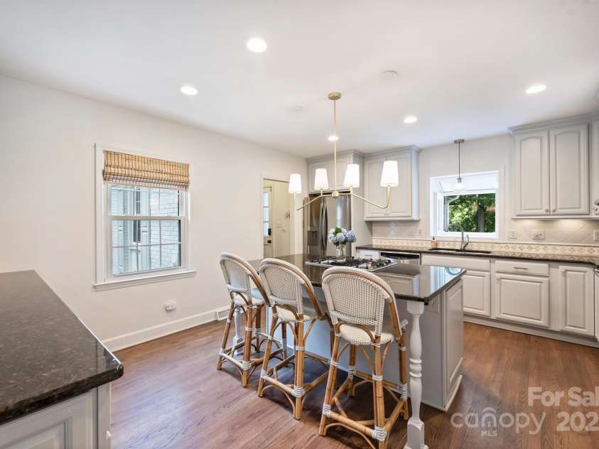 7022 Lancer Drive, Charlotte, NC 28226.  MLS# CAR4264534, YatesRealty ID 27295. Kitchen