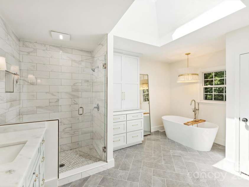 7022 Lancer Drive, Charlotte, NC 28226.  MLS# CAR4264534, YatesRealty ID 27295. Primary Bath