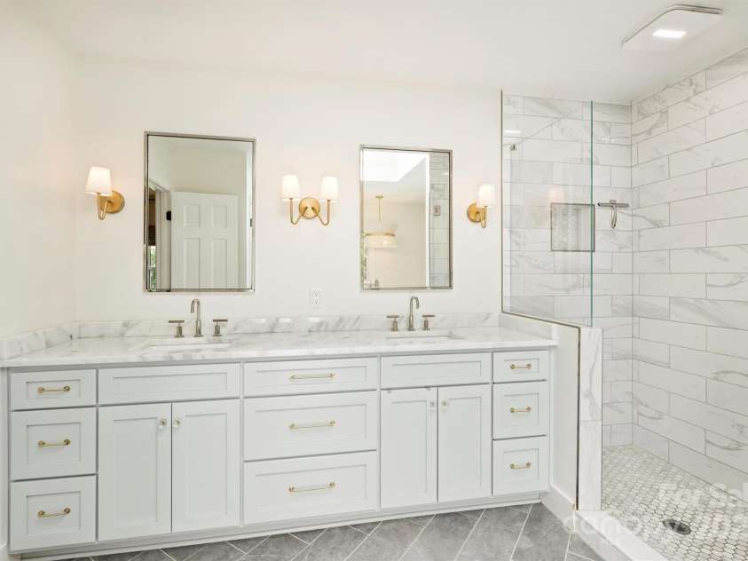 7022 Lancer Drive, Charlotte, NC 28226.  MLS# CAR4264534, YatesRealty ID 27295. Primary Bath