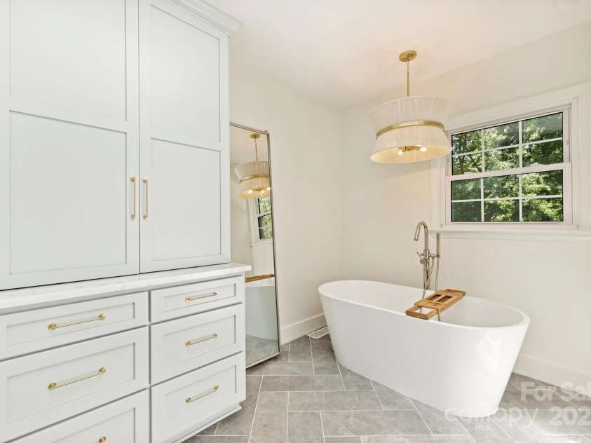 7022 Lancer Drive, Charlotte, NC 28226.  MLS# CAR4264534, YatesRealty ID 27295. Primary Bath