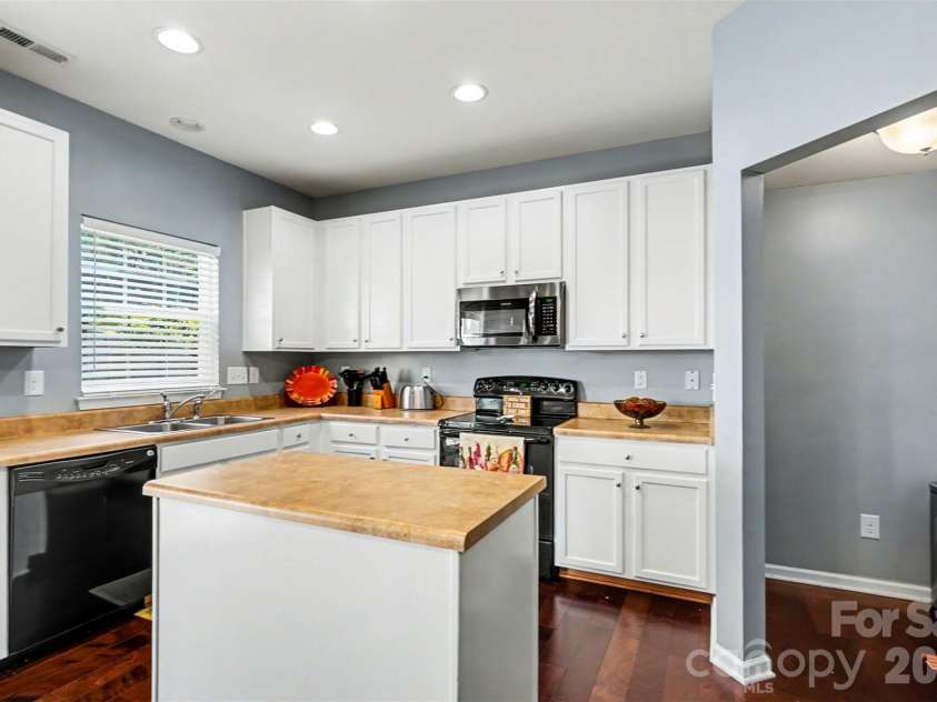 3315 Ashley View Drive, Charlotte, NC 28213.  MLS# CAR4381799, YatesRealty ID 27297. 