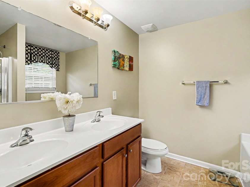 3315 Ashley View Drive, Charlotte, NC 28213.  MLS# CAR4381799, YatesRealty ID 27297. 