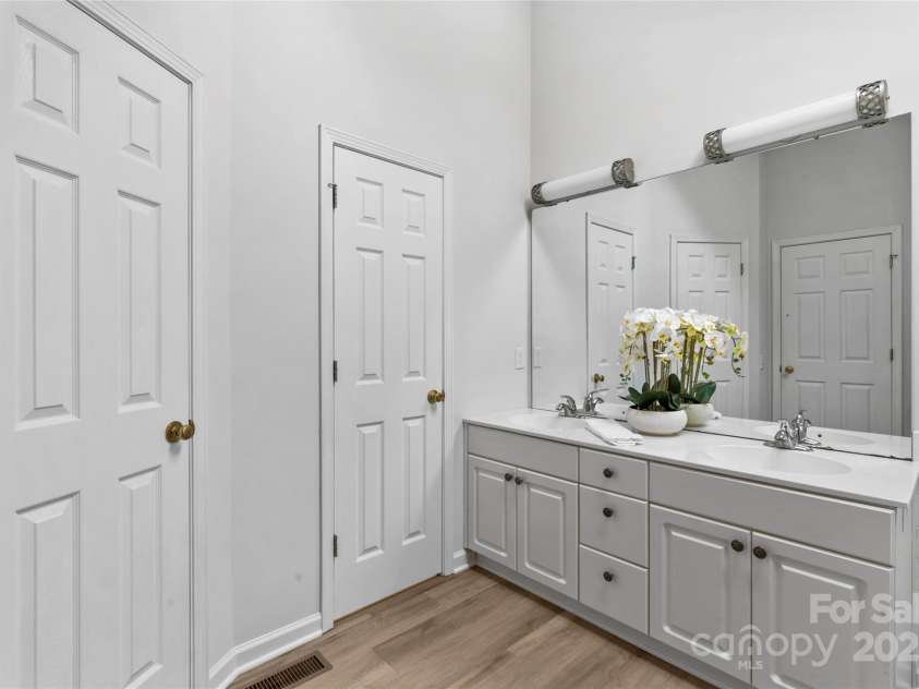 4311 Beauvista Drive, Charlotte, NC 28269.  MLS# CAR4278033, YatesRealty ID 27298. 