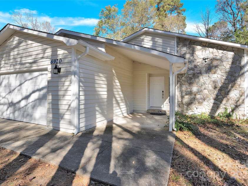 6920 Stillmeadow Drive, Charlotte, NC 28277.  MLS# CAR4201050, YatesRealty ID 273. 
