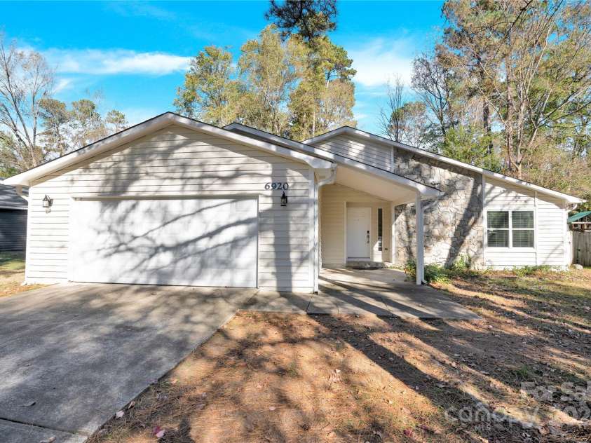 6920 Stillmeadow Drive, Charlotte, NC 28277.  MLS# CAR4201050, YatesRealty ID 273. 