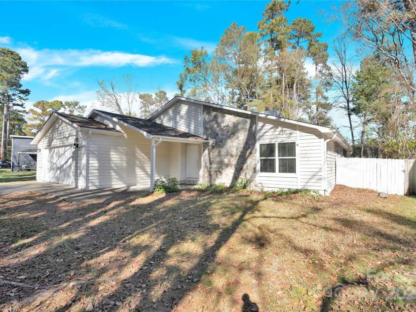 6920 Stillmeadow Drive, Charlotte, NC 28277.  MLS# CAR4201050, YatesRealty ID 273. 