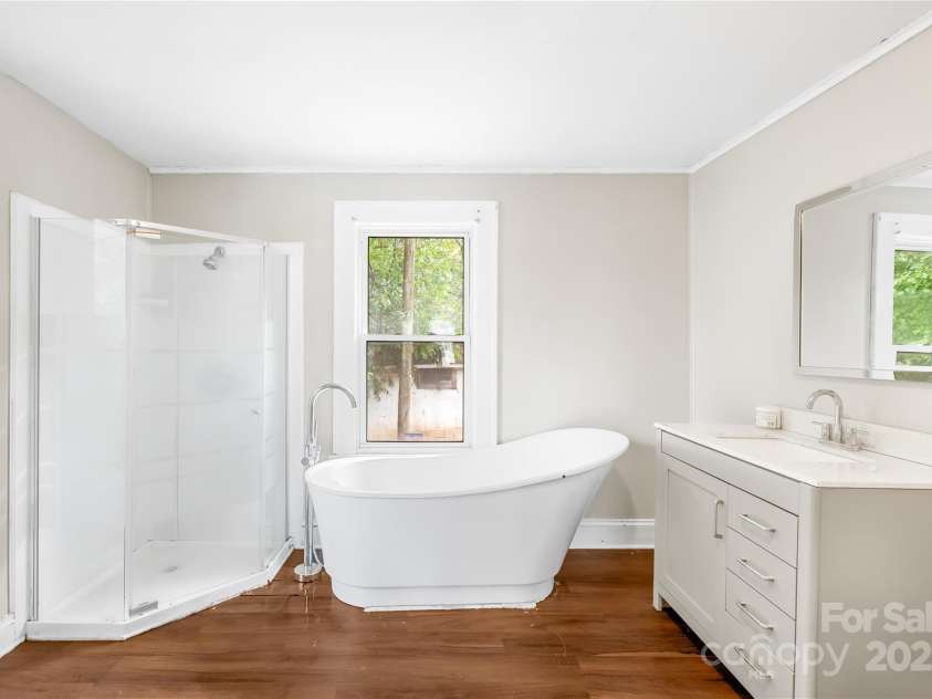 716 Wilson Road, Salisbury, NC 28144.  MLS# CAR4278566, YatesRealty ID 27301. Primary Bathroom with Elegant Soaking Tub