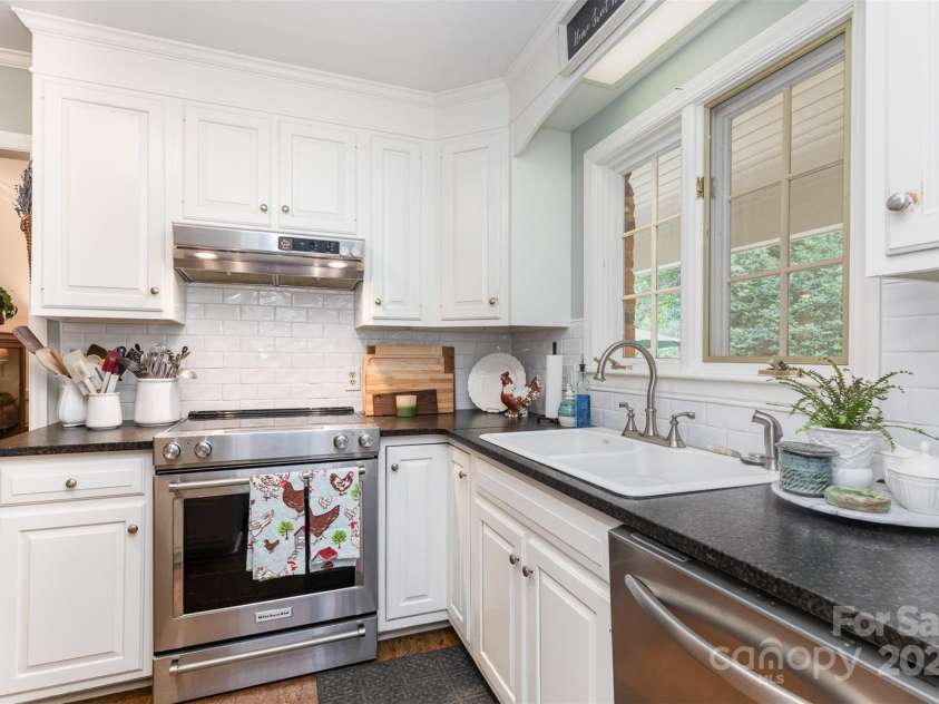 520 Moncure Drive, Charlotte, NC 28209.  MLS# CAR4280993, YatesRealty ID 27304. 