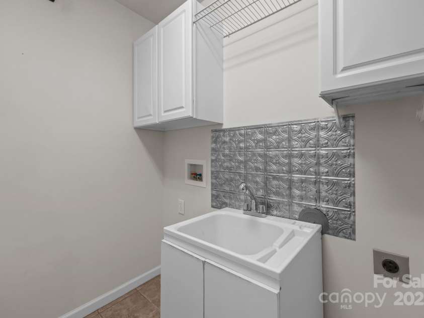 226 Brooks Farm Drive, Rockwell, NC 28138.  MLS# CAR4278847, YatesRealty ID 27307. Laundry Room