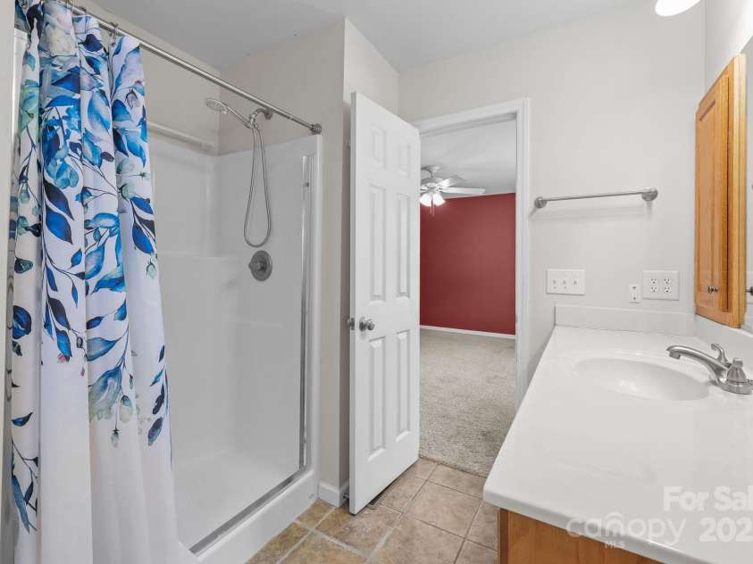 226 Brooks Farm Drive, Rockwell, NC 28138.  MLS# CAR4278847, YatesRealty ID 27307. Primary Bathroom