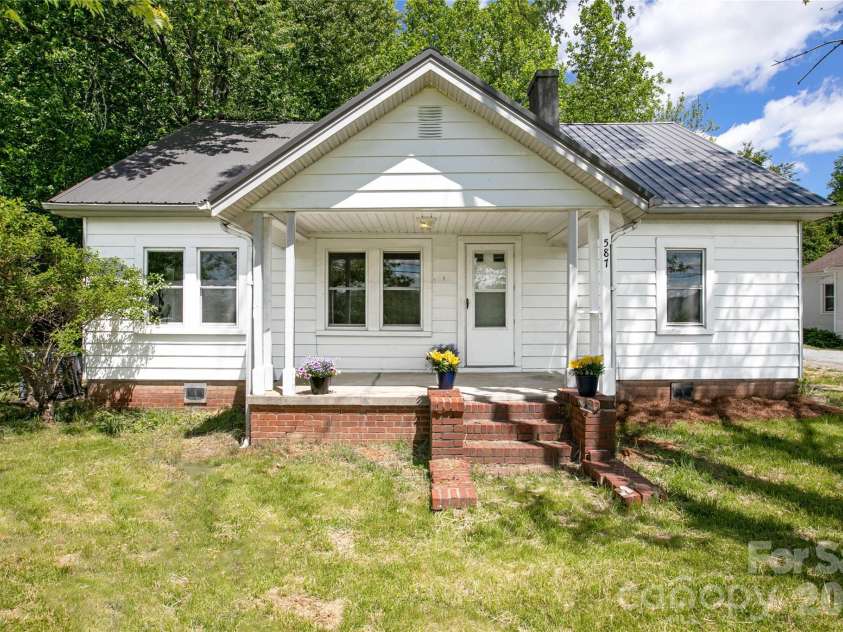 587 Old Hendersonville Highway, Brevard, NC 28712.  MLS# CAR4380323, YatesRealty ID 27309. 