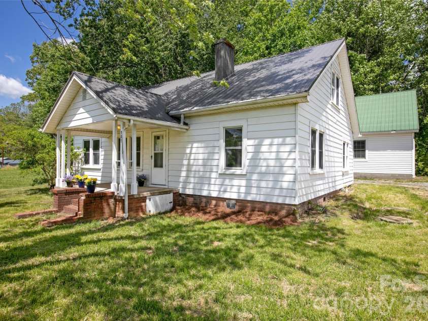 587 Old Hendersonville Highway, Brevard, NC 28712.  MLS# CAR4380323, YatesRealty ID 27309. 