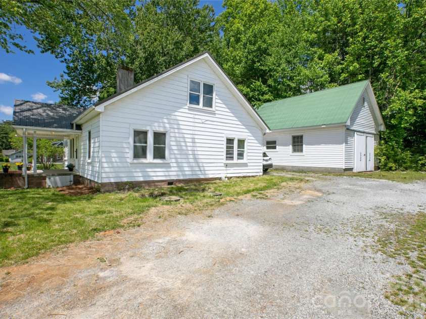587 Old Hendersonville Highway, Brevard, NC 28712.  MLS# CAR4380323, YatesRealty ID 27309. 