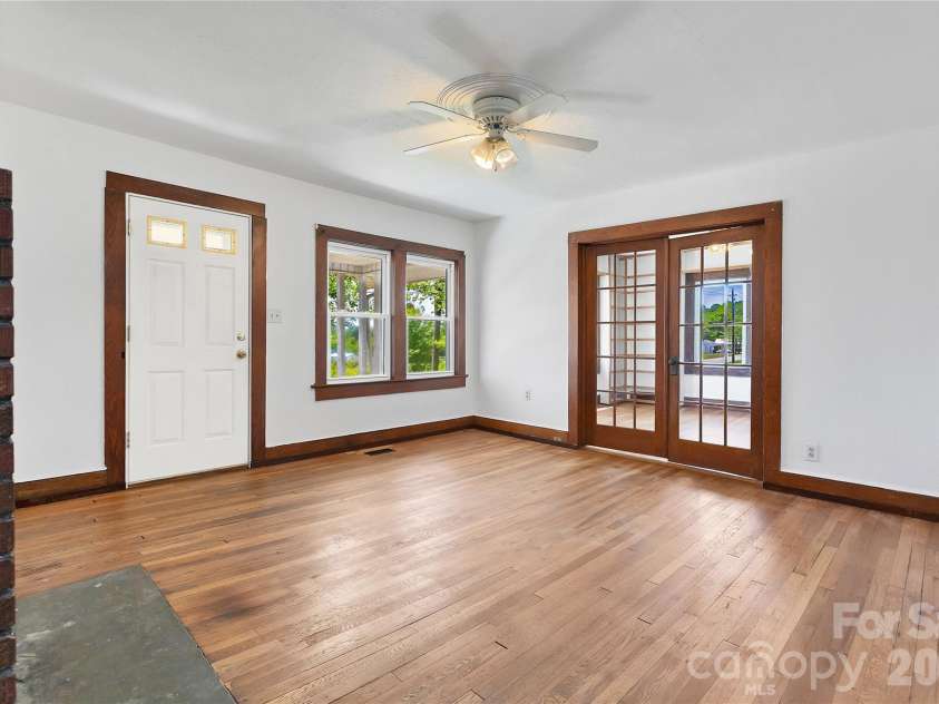 587 Old Hendersonville Highway, Brevard, NC 28712.  MLS# CAR4380323, YatesRealty ID 27309. 