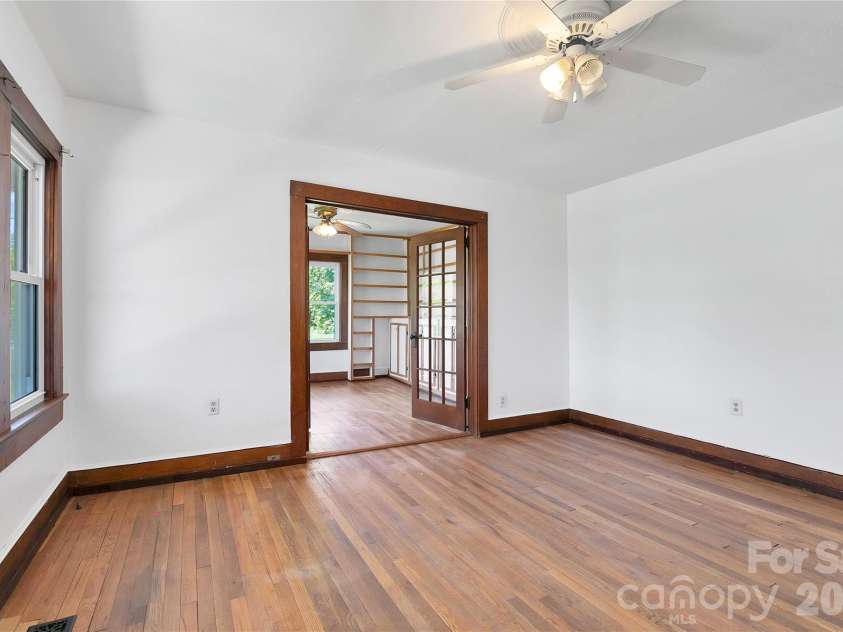 587 Old Hendersonville Highway, Brevard, NC 28712.  MLS# CAR4380323, YatesRealty ID 27309. 