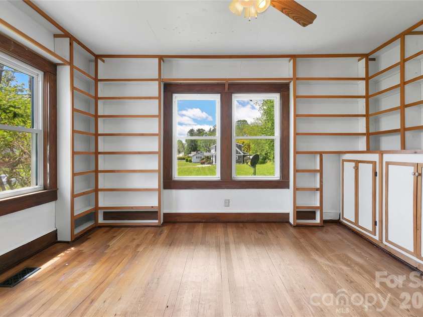 587 Old Hendersonville Highway, Brevard, NC 28712.  MLS# CAR4380323, YatesRealty ID 27309. 