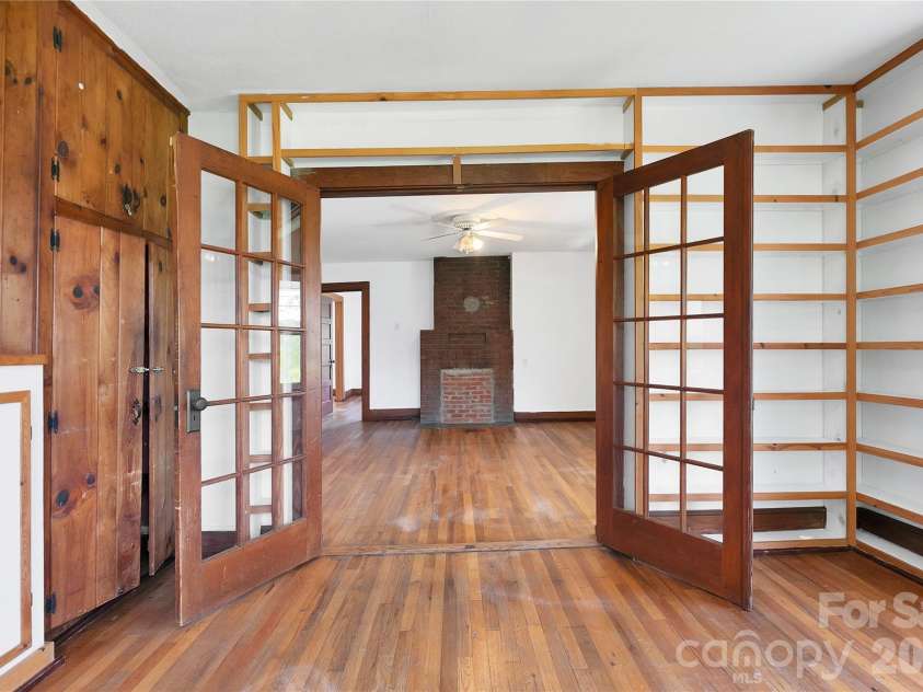 587 Old Hendersonville Highway, Brevard, NC 28712.  MLS# CAR4380323, YatesRealty ID 27309. 