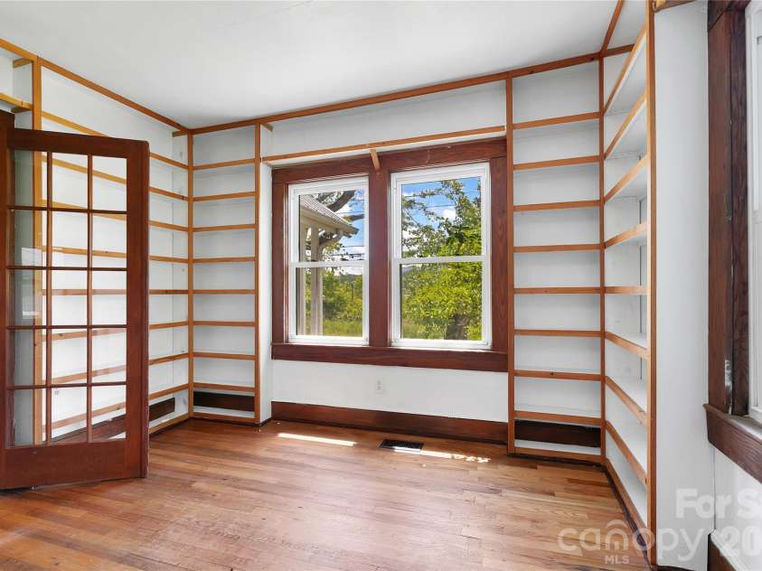 587 Old Hendersonville Highway, Brevard, NC 28712.  MLS# CAR4380323, YatesRealty ID 27309. 