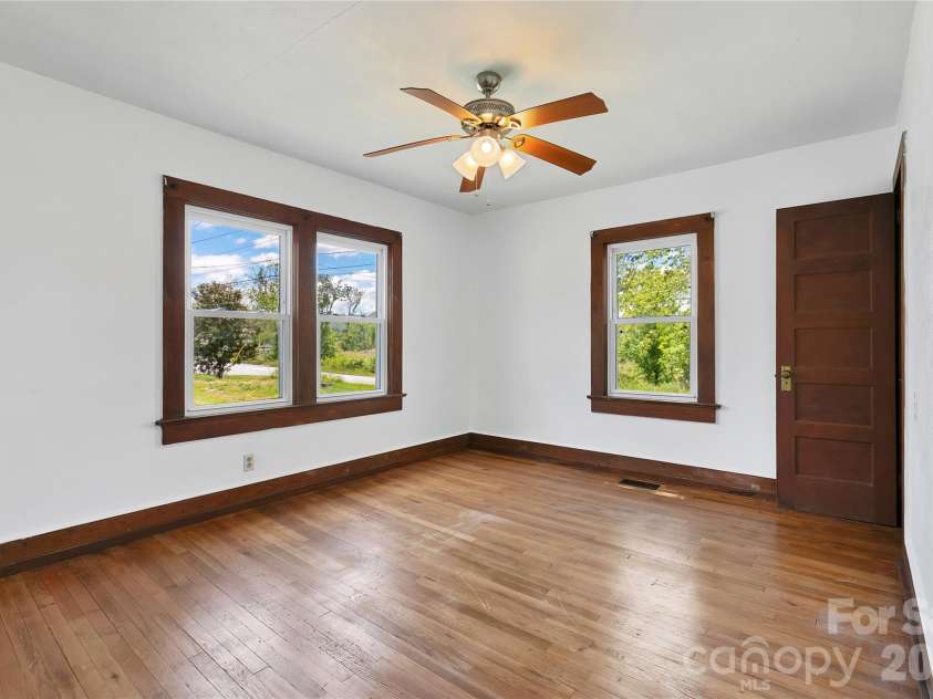 587 Old Hendersonville Highway, Brevard, NC 28712.  MLS# CAR4380323, YatesRealty ID 27309. 