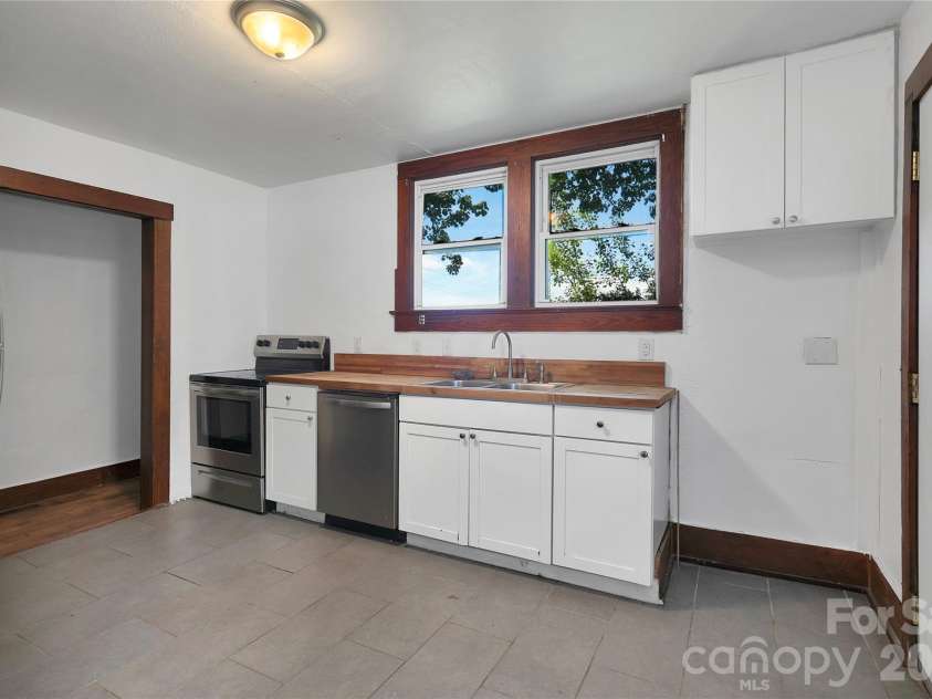 587 Old Hendersonville Highway, Brevard, NC 28712.  MLS# CAR4380323, YatesRealty ID 27309. 