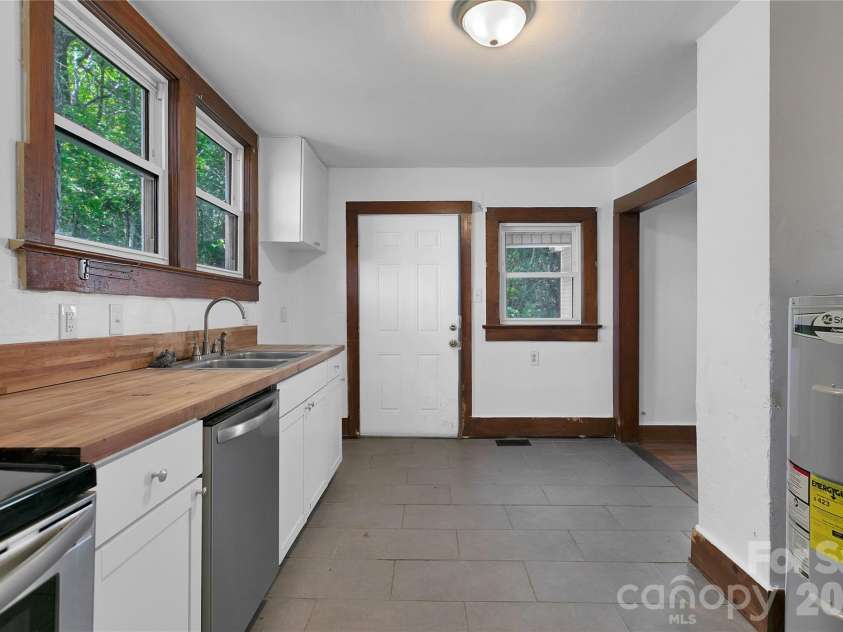 587 Old Hendersonville Highway, Brevard, NC 28712.  MLS# CAR4380323, YatesRealty ID 27309. 