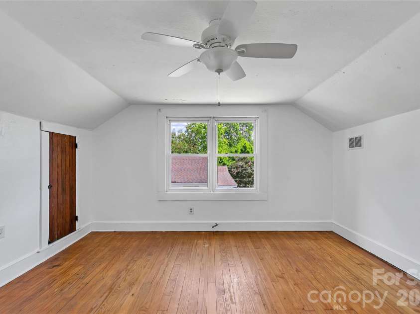 587 Old Hendersonville Highway, Brevard, NC 28712.  MLS# CAR4380323, YatesRealty ID 27309. 