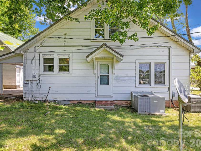 587 Old Hendersonville Highway, Brevard, NC 28712.  MLS# CAR4380323, YatesRealty ID 27309. 