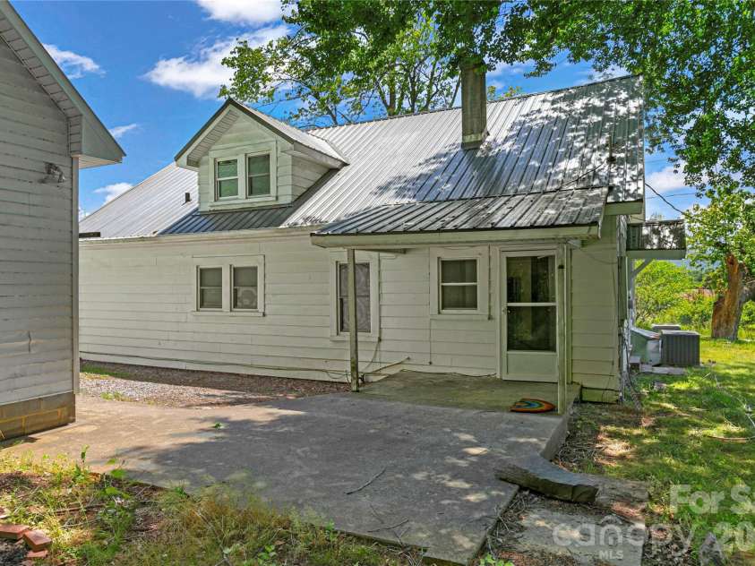 587 Old Hendersonville Highway, Brevard, NC 28712.  MLS# CAR4380323, YatesRealty ID 27309. 