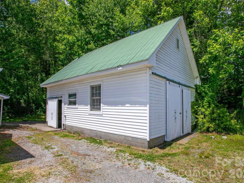 587 Old Hendersonville Highway, Brevard, NC 28712.  MLS# CAR4380323, YatesRealty ID 27309. 