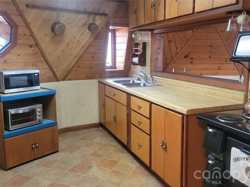 60 Persimmons Lane, Burnsville, NC 28714.  MLS# CAR4287667, YatesRealty ID 2731. 