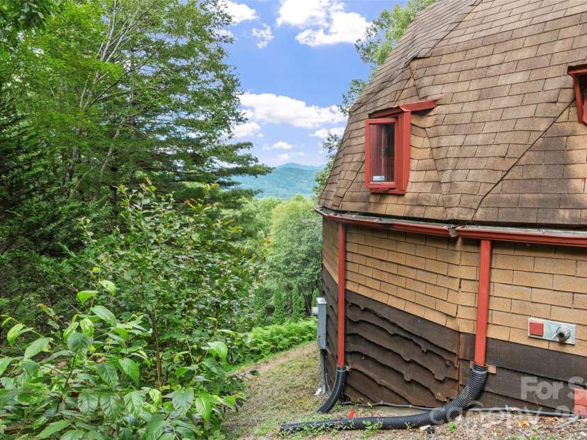 60 Persimmons Lane, Burnsville, NC 28714.  MLS# CAR4287667, YatesRealty ID 2731. 