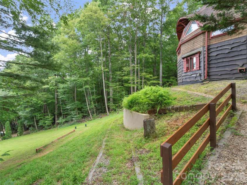 60 Persimmons Lane, Burnsville, NC 28714.  MLS# CAR4287667, YatesRealty ID 2731. 