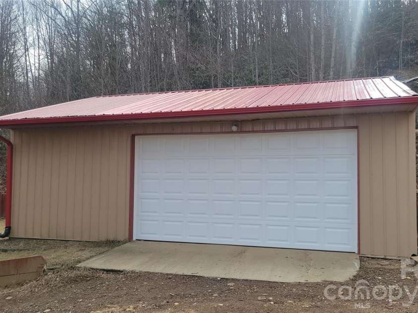 60 Persimmons Lane, Burnsville, NC 28714.  MLS# CAR4287667, YatesRealty ID 2731. Garage
