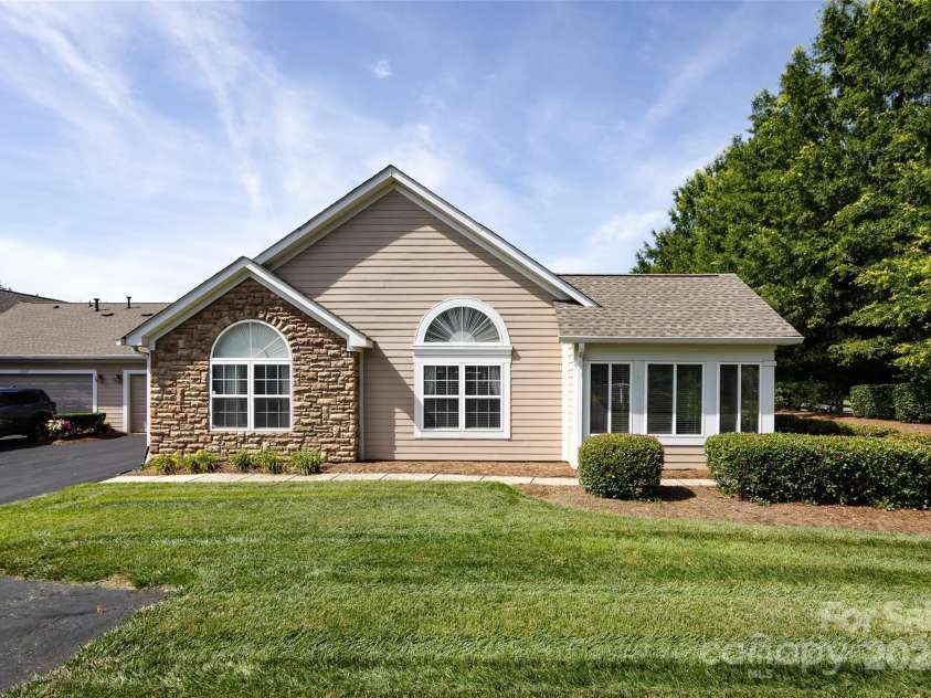 6811 Ledgestone Place, Charlotte, NC 28227.  MLS# CAR4272625, YatesRealty ID 27310. 