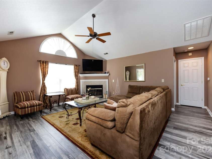 6811 Ledgestone Place, Charlotte, NC 28227.  MLS# CAR4272625, YatesRealty ID 27310. 