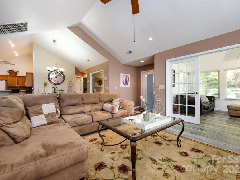 6811 Ledgestone Place, Charlotte, NC 28227.  MLS# CAR4272625, YatesRealty ID 27310. 