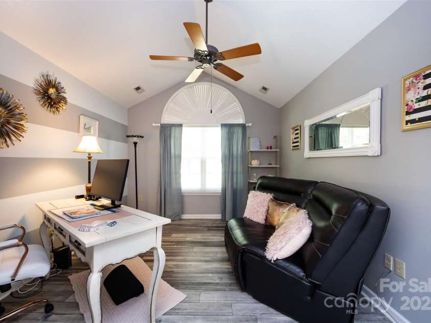 6811 Ledgestone Place, Charlotte, NC 28227.  MLS# CAR4272625, YatesRealty ID 27310. 