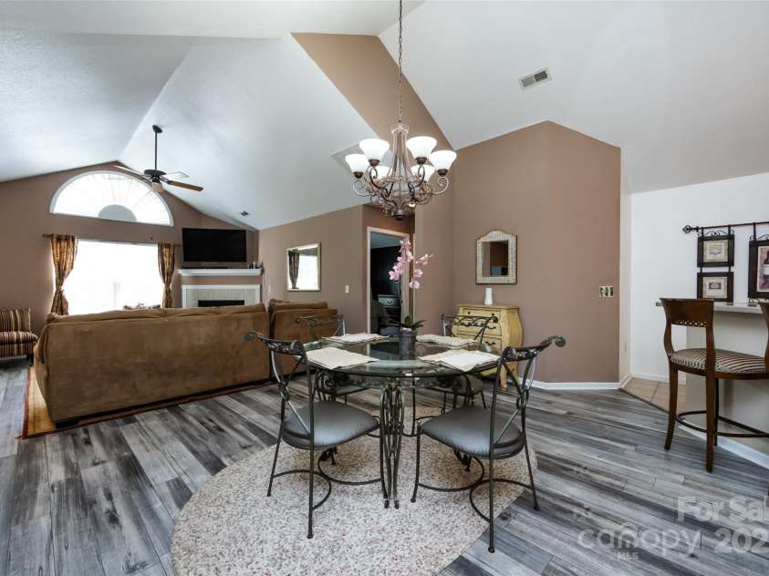 6811 Ledgestone Place, Charlotte, NC 28227.  MLS# CAR4272625, YatesRealty ID 27310. 