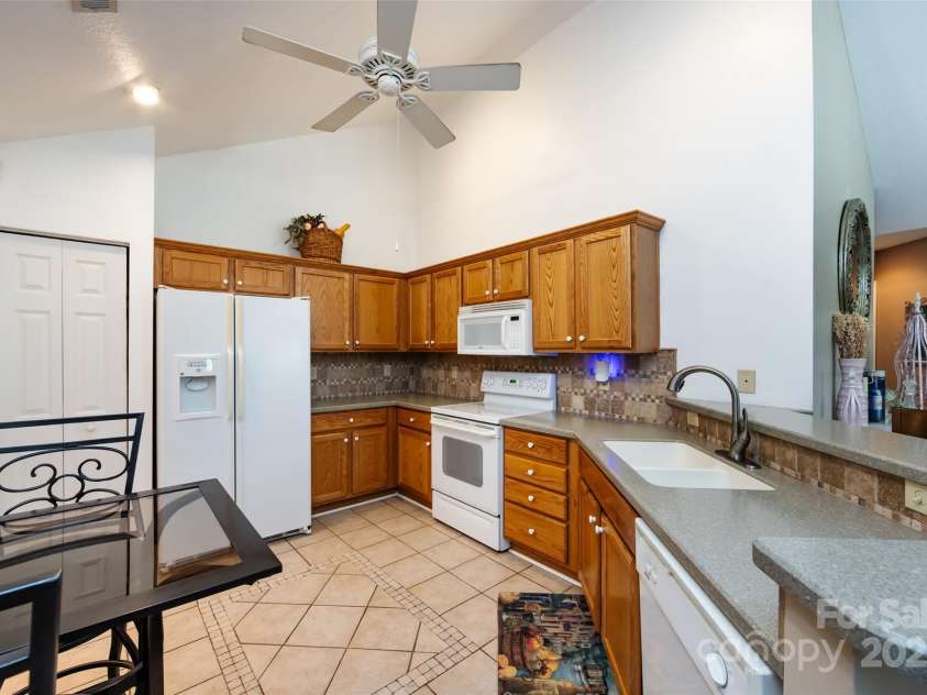 6811 Ledgestone Place, Charlotte, NC 28227.  MLS# CAR4272625, YatesRealty ID 27310. 