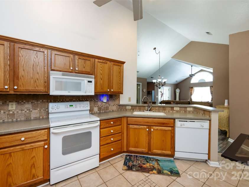 6811 Ledgestone Place, Charlotte, NC 28227.  MLS# CAR4272625, YatesRealty ID 27310. 