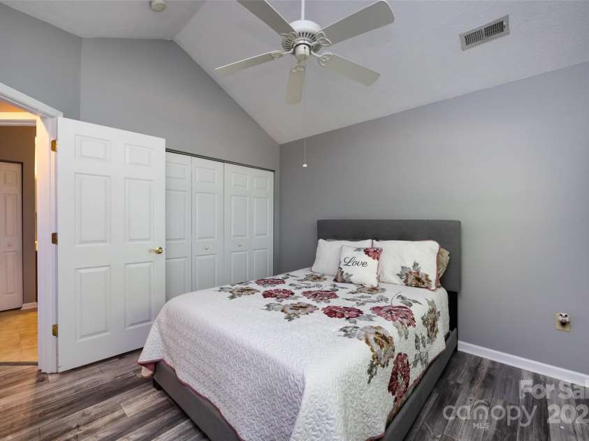 6811 Ledgestone Place, Charlotte, NC 28227.  MLS# CAR4272625, YatesRealty ID 27310. 